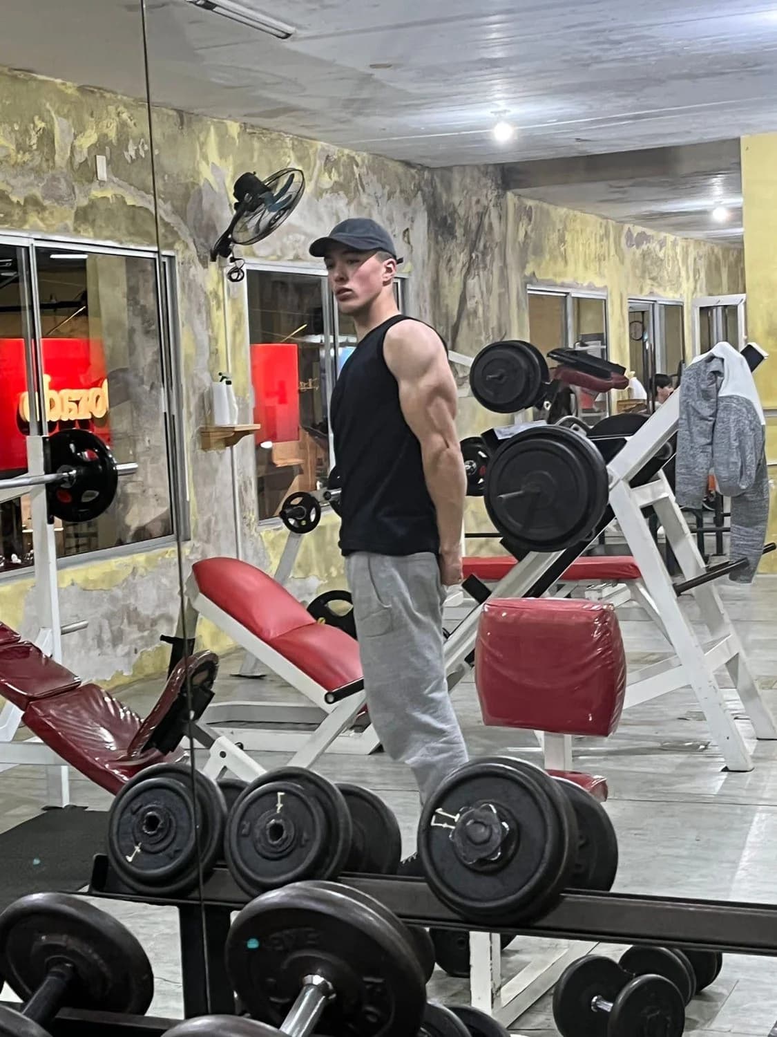 Marpe solo en un gimnasio, entre discos y máquinas