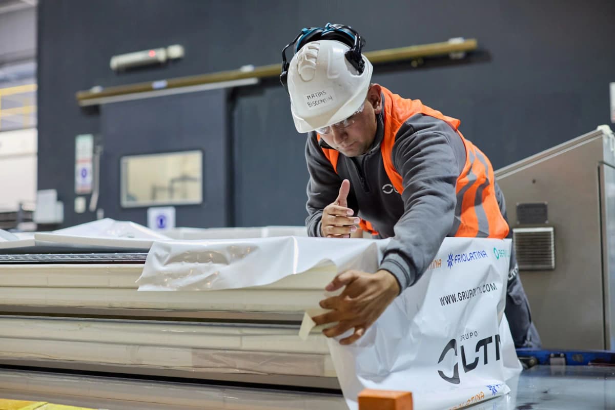 Un operario de LTN embala un panel en la planta