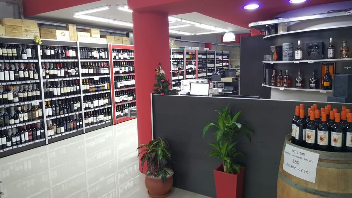 Interior de una vinoteca Buenos Aires Wines