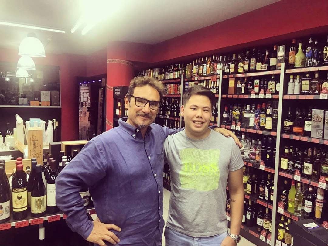 Matías, de adolescente, en la vinoteca