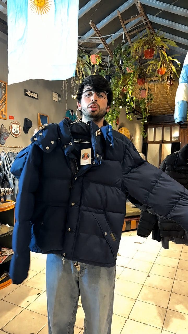 Vendedor de Flako Thrift mostrando una campera durante un vivo en Wope