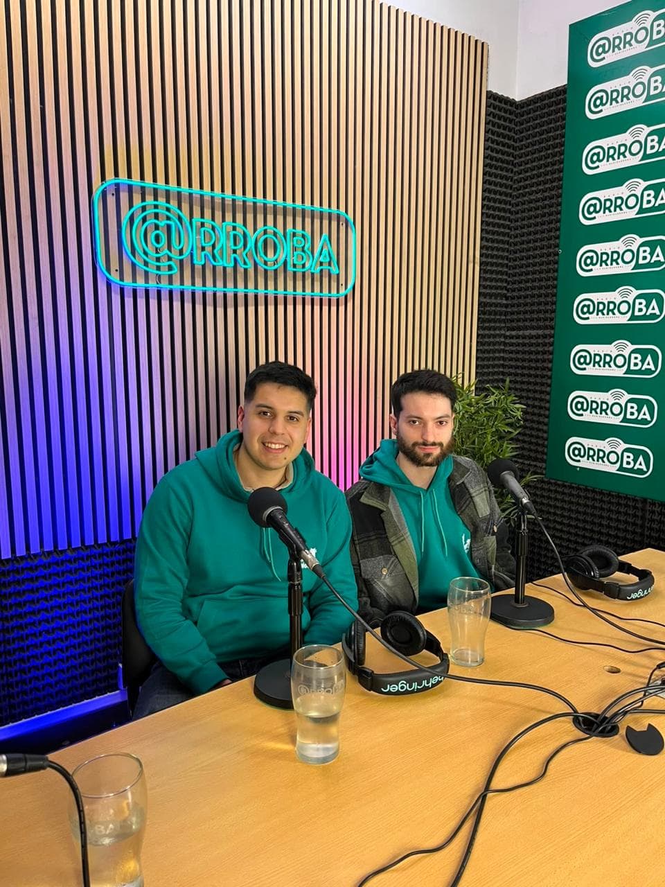 Los dos socios en una entrevista radial. Uno vende, el otro construye.