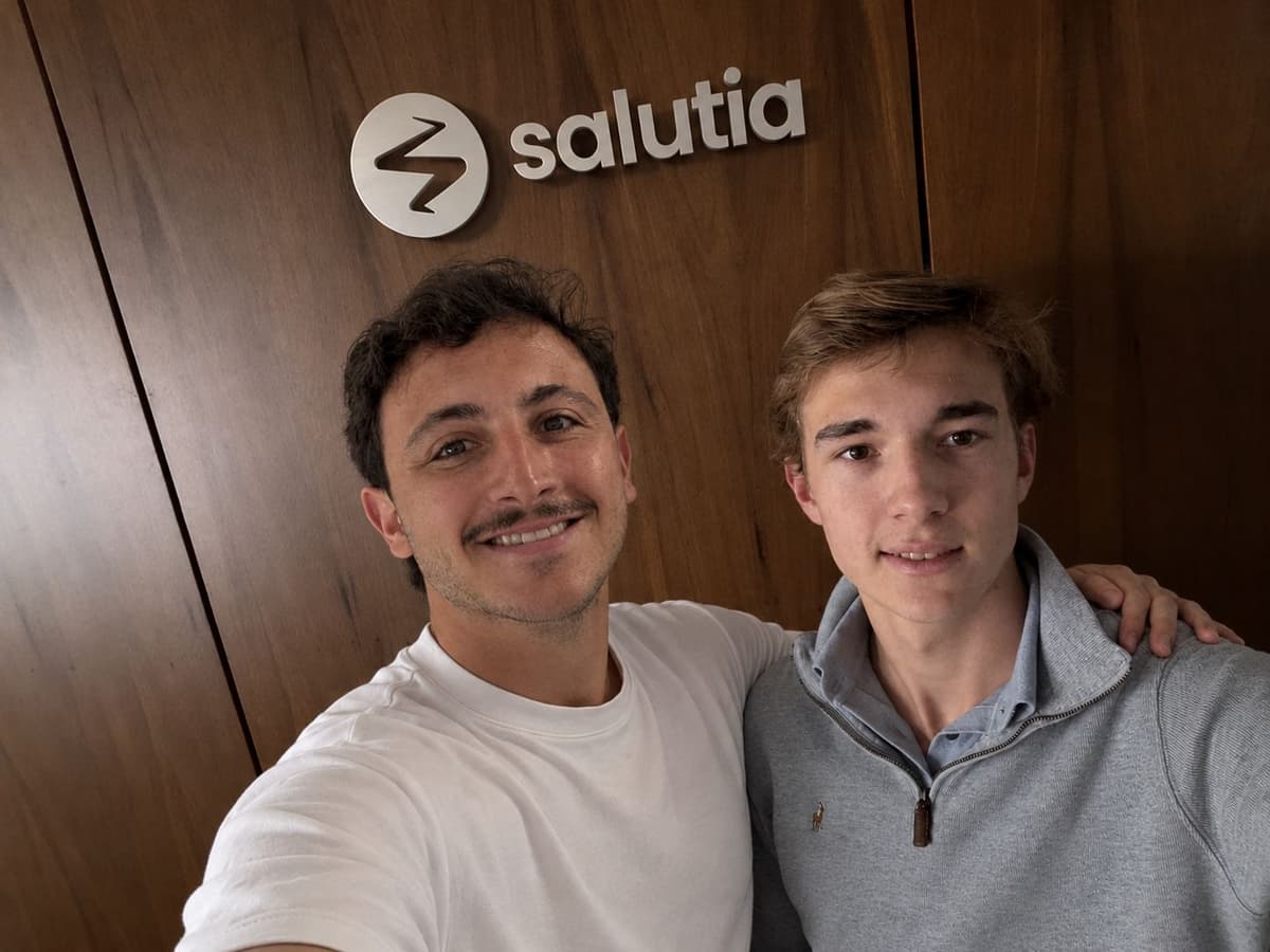 Luka Levandovsky y Tomás Deyá, cofundadores de Salutia, frente al logo de la marca