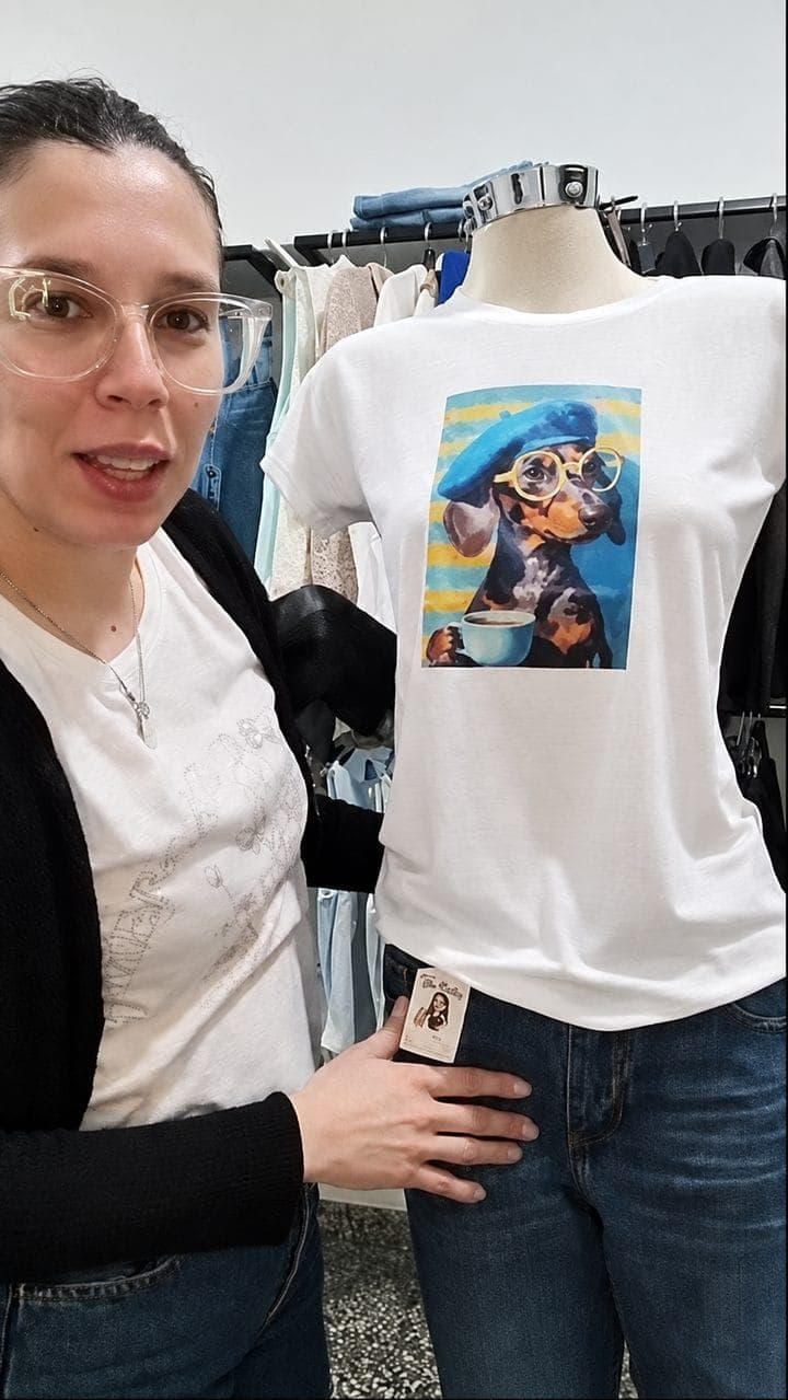 Vendedora de Ser Bella mostrando una remera en un maniquí durante un vivo en Wope