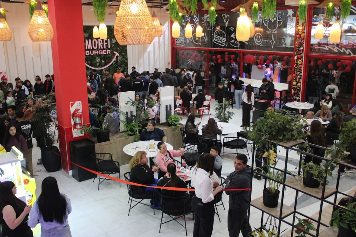 Salón lleno en la inauguración del local número 10 de Morfi Burger