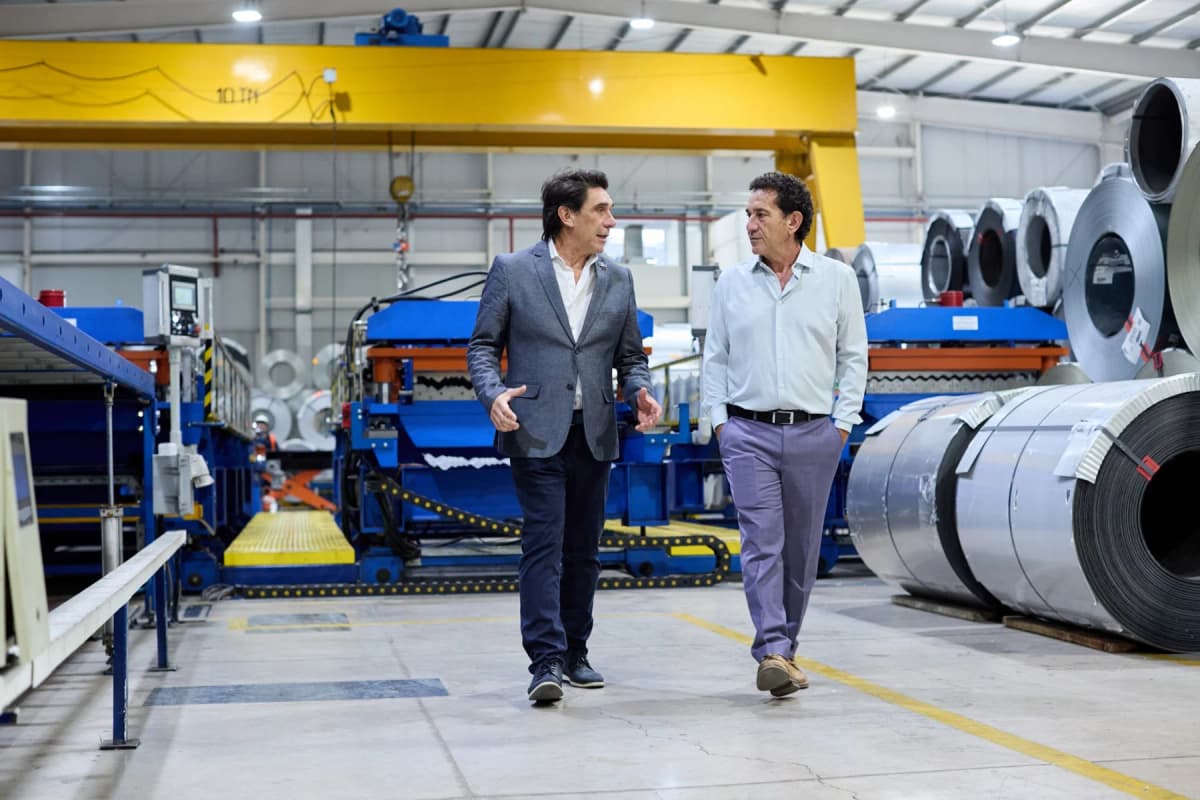 Gustavo y Ariel Bernardi recorren la planta entre bobinas de acero