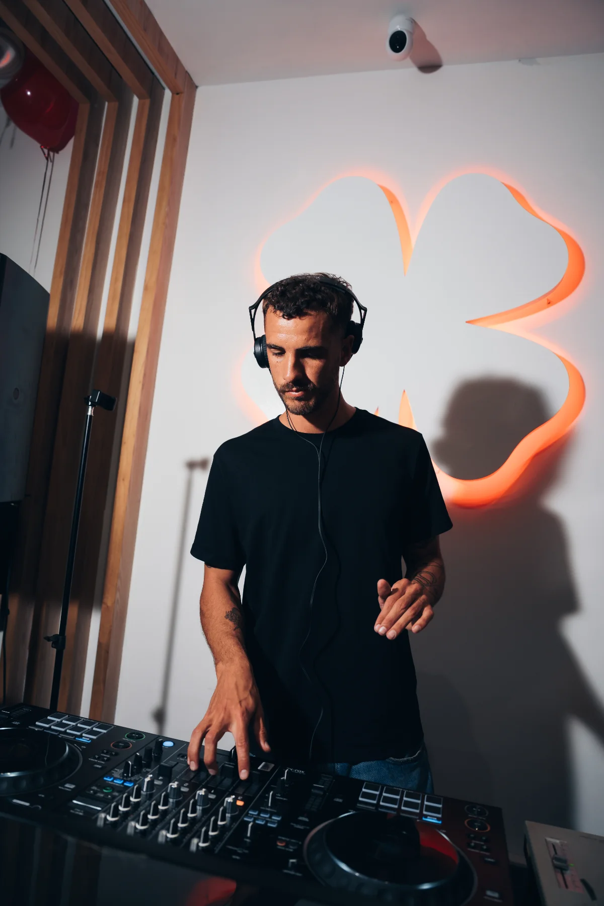 DJ en el evento de Lucky Brand