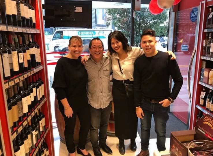 María, Florencia, Sebastián y Matías en la vinoteca