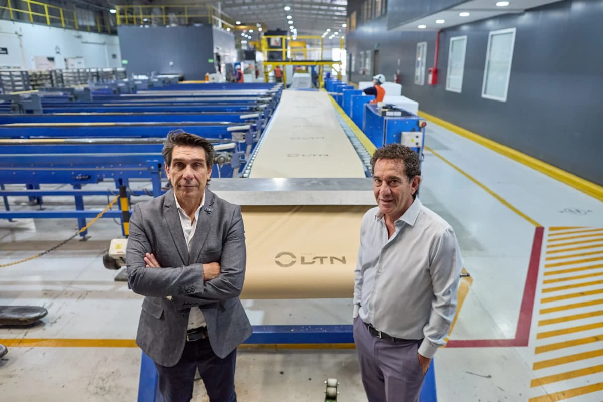 Gustavo y Ariel Bernardi junto a la línea de producción